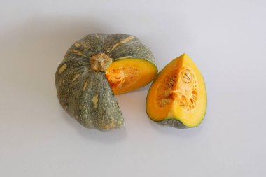 Beyaz arkaplanda balkabağının seçici görünümü