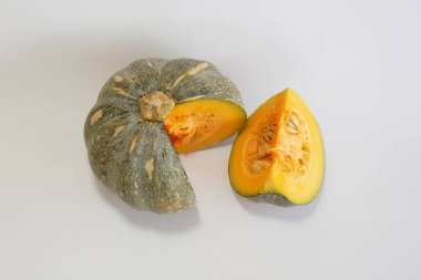 Beyaz arkaplanda balkabağının seçici görünümü