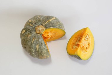 Beyaz arkaplanda balkabağının seçici görünümü