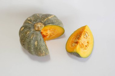 Beyaz arkaplanda balkabağının seçici görünümü