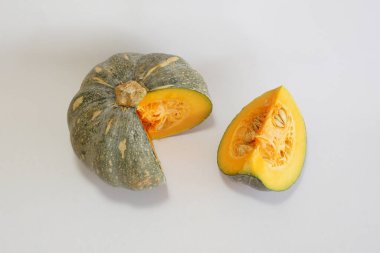 Beyaz arkaplanda balkabağının seçici görünümü