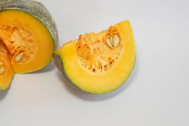 Beyaz arkaplanda balkabağının seçici görünümü