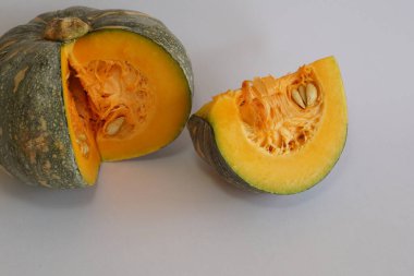 Beyaz arkaplanda balkabağının seçici görünümü