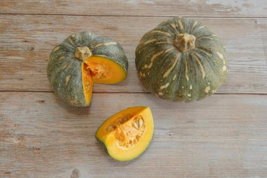 Tahta arkaplanda balkabağının seçici görünümü