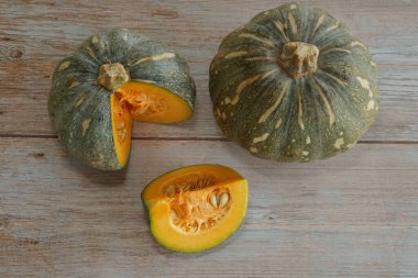 Tahta arkaplanda balkabağının seçici görünümü