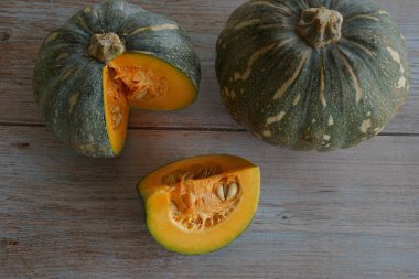 Tahta arkaplanda balkabağının seçici görünümü