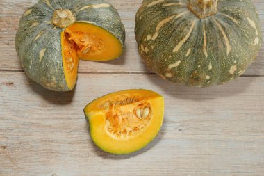 Tahta arkaplanda balkabağının seçici görünümü