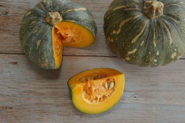 Tahta arkaplanda balkabağının seçici görünümü