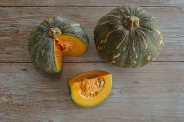 Tahta arkaplanda balkabağının seçici görünümü