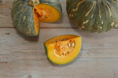 Tahta arkaplanda balkabağının seçici görünümü