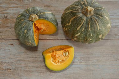 Tahta arkaplanda balkabağının seçici görünümü