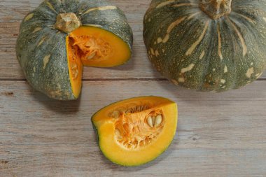 Tahta arkaplanda balkabağının seçici görünümü