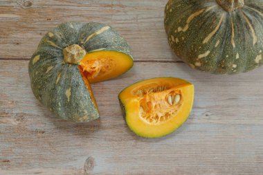 Tahta arkaplanda balkabağının seçici görünümü