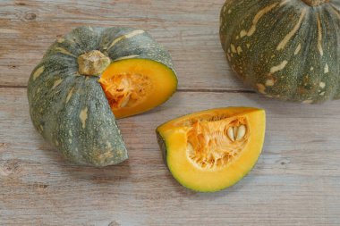 Tahta arkaplanda balkabağının seçici görünümü