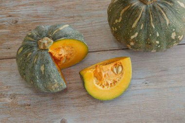 Tahta arkaplanda balkabağının seçici görünümü