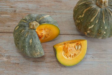 Tahta arkaplanda balkabağının seçici görünümü