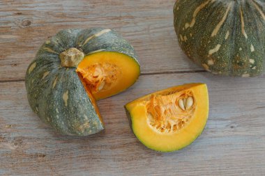 Tahta arkaplanda balkabağının seçici görünümü