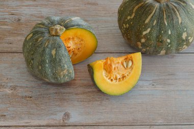 Tahta arkaplanda balkabağının seçici görünümü