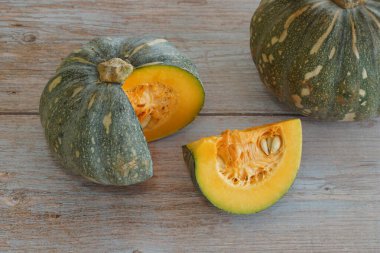 Tahta arkaplanda balkabağının seçici görünümü