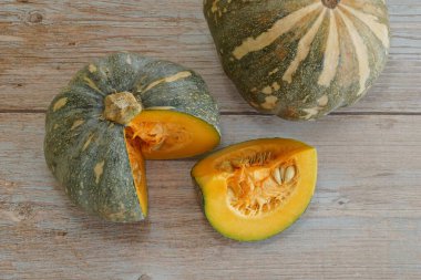 Tahta arkaplanda balkabağının seçici görünümü