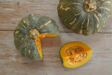 Tahta arkaplanda balkabağının seçici görünümü