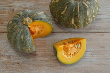 Tahta arkaplanda balkabağının seçici görünümü