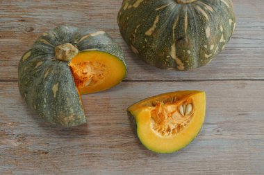 Tahta arkaplanda balkabağının seçici görünümü