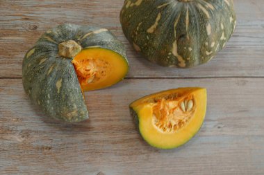 Tahta arkaplanda balkabağının seçici görünümü