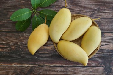 Ahşap arka planda sarı mango