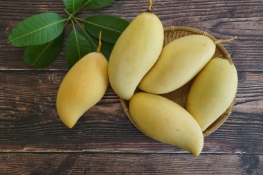 Ahşap arka planda sarı mango