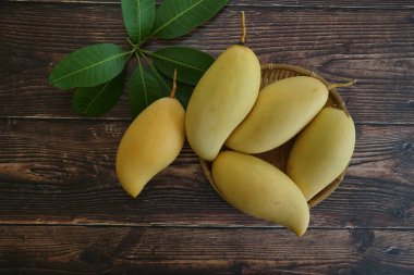 Ahşap arka planda sarı mango