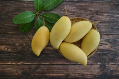 Ahşap arka planda sarı mango