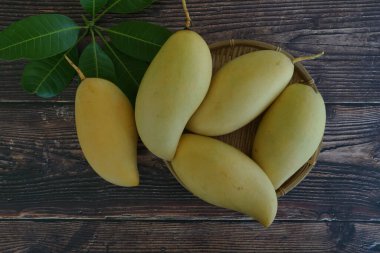 Ahşap arka planda sarı mango