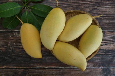 Ahşap arka planda sarı mango