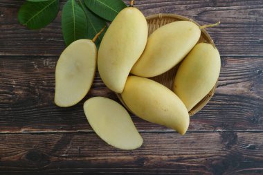 Ahşap arka planda sarı mango