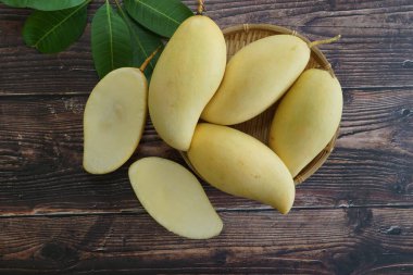 Ahşap arka planda sarı mango