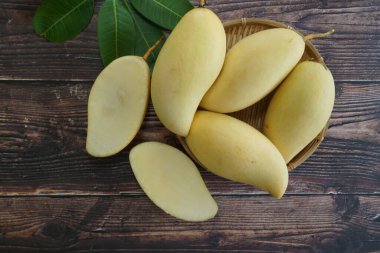 Ahşap arka planda sarı mango