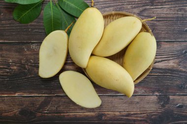 Ahşap arka planda sarı mango