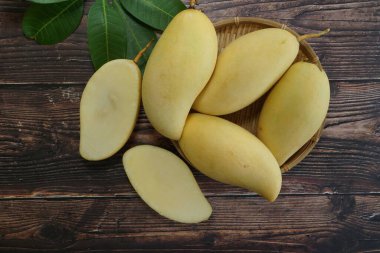 Ahşap arka planda sarı mango