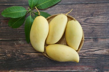 Ahşap arka planda sarı mango