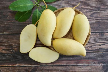 Ahşap arka planda sarı mango