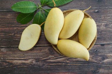 Ahşap arka planda sarı mango