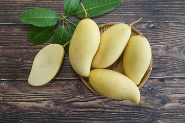 Ahşap arka planda sarı mango