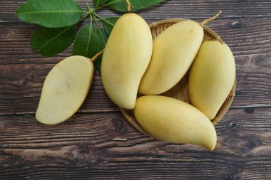 Ahşap arka planda sarı mango