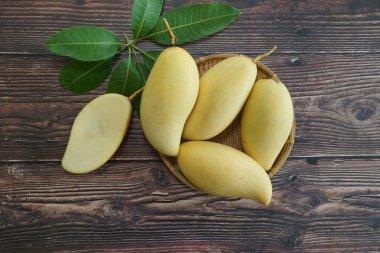 Ahşap arka planda sarı mango