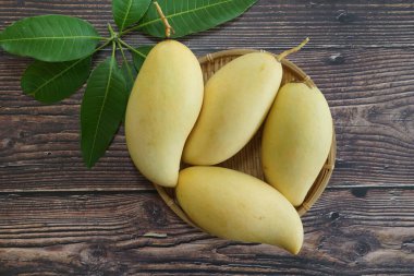 Ahşap arka planda sarı mango