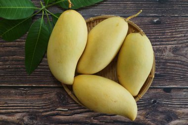 Ahşap arka planda sarı mango