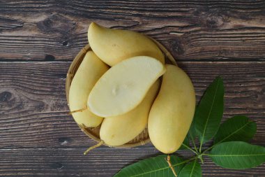 Ahşap arka planda sarı mango