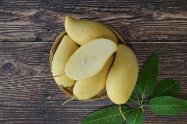 Ahşap arka planda sarı mango