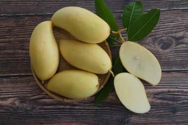 Ahşap arka planda sarı mango